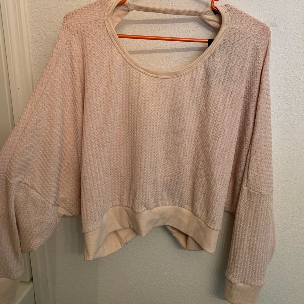Super cute open back long sleeve top